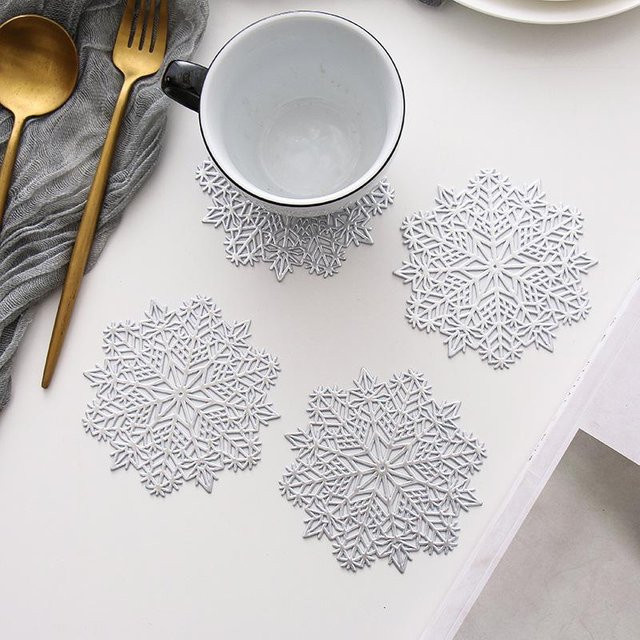 Love Home Garden Schneeflocken Untersetzer aus PVC in Silber und Gold, Durchmesser: 10 cm - Bild 1
