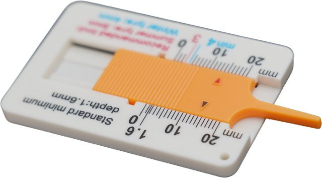 DAZZLEEX Reifenprofiltiefenmesser aus Kunststoff in Weiß zur Messung von 0-20mm für Auto und Rad - Bild 1