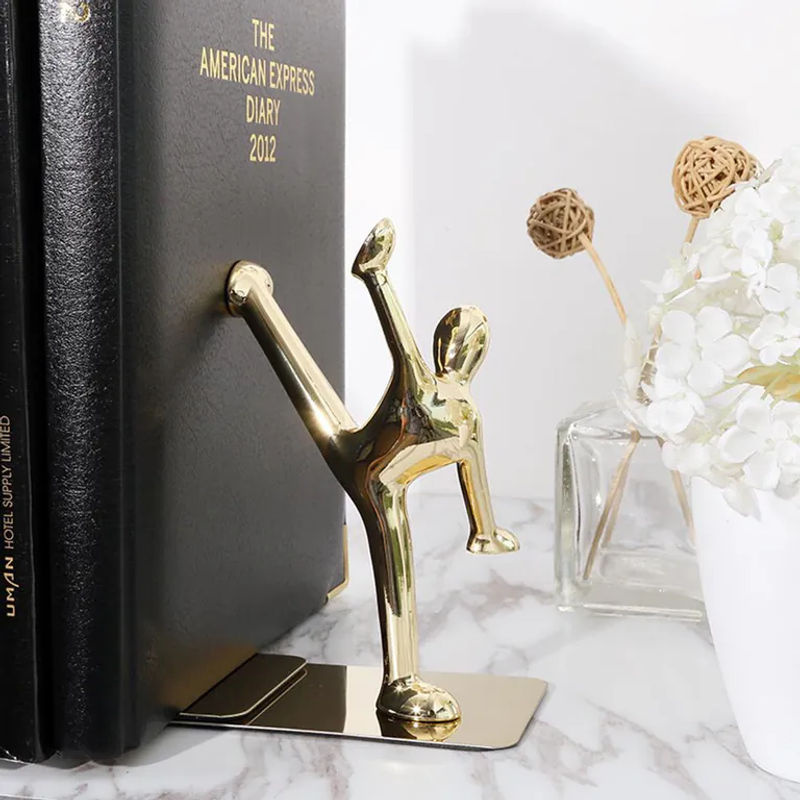 CosyHome Bücherstützen Kong Fu Man aus Edelstahl in Gold für Tisch und Regal - Bild 5