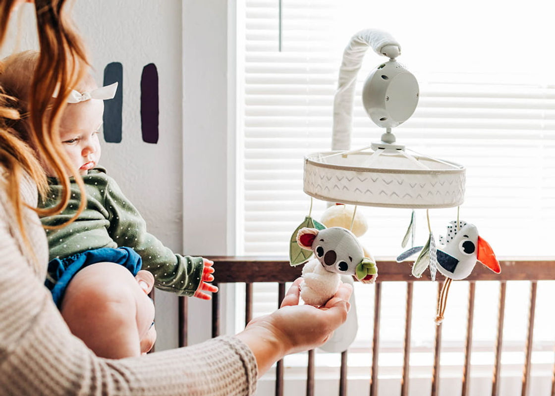 Tiny Love Boho Chic Baby Mobile mit Spieluhr, LED-Beleuchtung und Tierfiguren in Weiß - Bild 4