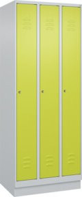 C+P Spind Classic PLUS Garderobenschrank mit Sockel, 3 Abteile, Zylinderschloss und 3 Garderobenhaken, Farbe: Grau/Grün, H x B x T: 195 x 75 x 50 cm - Bild 1