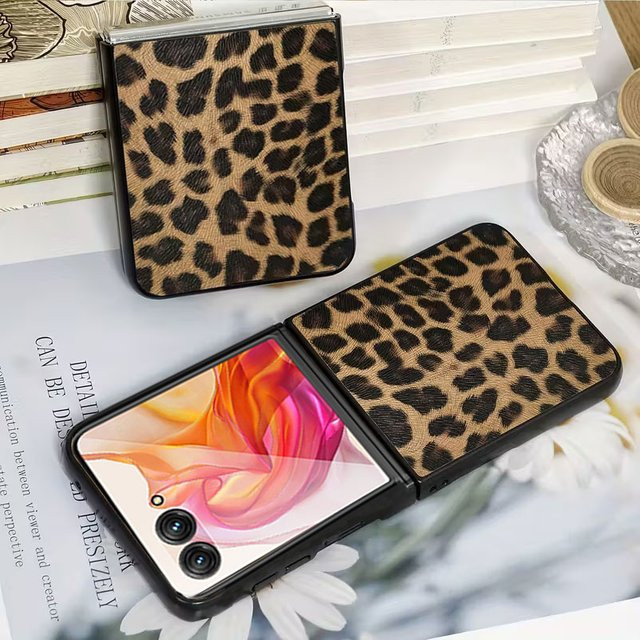 Motorola Moto Razr 50 und Razr 60 Ultra Handyhülle aus PU-Leder mit Leopardenmuster in Braun und Multicolour - Bild 1