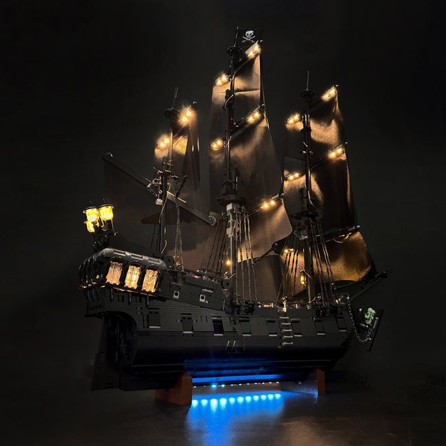 BYB LED-Beleuchtungsset für LEGO 10365 Captain Jack Sparrow Piratenschiff in Schwarz - Bild 1