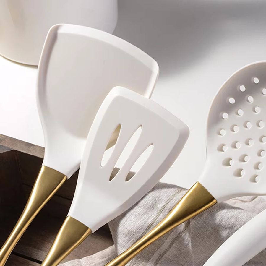 8-teiliges Set aus hitzebeständigen Küchenutensilien aus Silikon in Weiß und Gold inklusive Spachtel, Turner und Pastasieb - Bild 2