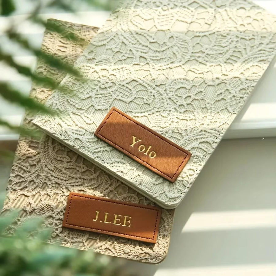 Maßgefertigter Passhalter mit Heißprägung von takeoak als elegante Reisebrieftasche und Dokumentenhalter in Weiß - Bild 2
