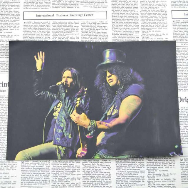 Guns N' Roses Retro Rock Poster von TrendVibeCN in Yellow Kraft Paper, B: 30 cm, H: 42 cm - Bild 1
