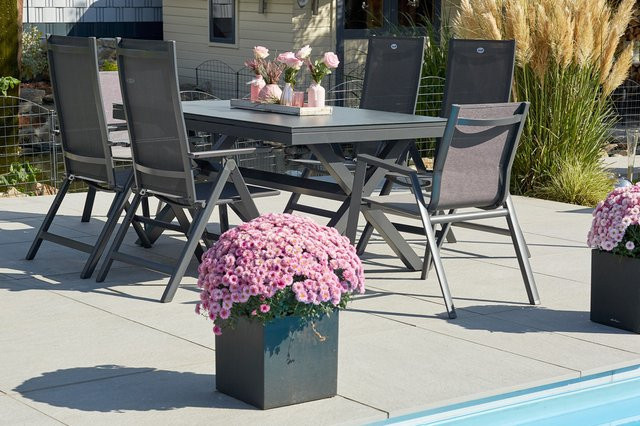 Hartman Xanadu Aruba Garten-Essgruppe aus Aluminium mit Glaskeramik und Textilene in Anthrazit und Schwarz, bestehend aus 1 ausziehbaren rechteckigen Tisch und 6 Stühlen (2 Stapelsessel, 4 Klappstühle) - Bild 1