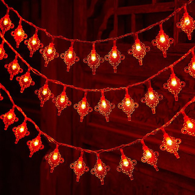 Rote LED Lichterkette mit Laternen-Ornamenten für deine Weihnachtsdekoration im Innenbereich - Bild 1