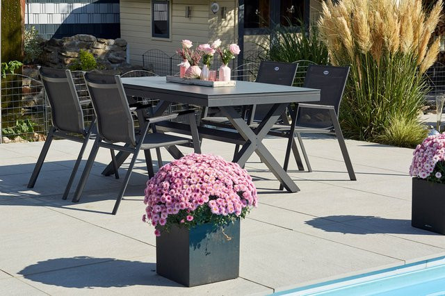 Hartman Xanadu Aruba Garten-Essgruppe aus Aluminium mit Glaskeramik-Tisch und 4 Stapelsesseln in Anthrazit und Schwarz - Bild 1