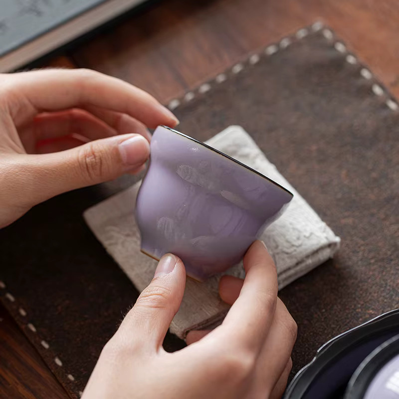 Handgefertigte Keramik Teetasse im antiken Vintage-Stil in Lila für Zen-Teeerlebnisse - Bild 2