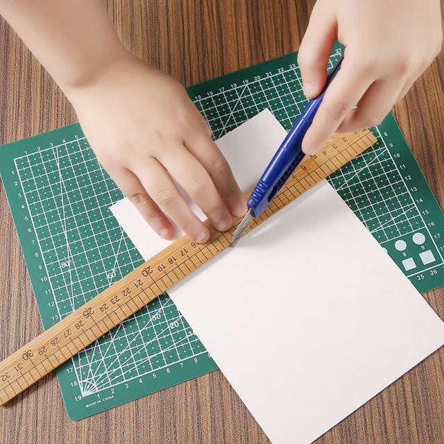 Selbstheilende PVC-Schneidematte in Grün für A4 und A5 inklusive Schneidmesser und Verbindungswerkzeug - Bild 1