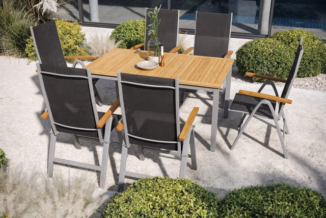 Villana Garten-Essgruppe mit ausziehbarem Tisch und 6 Klappstühlen, Silber, Aluminium und Eukalyptusholz, B/T/H: 150 bis 200 x 90 x 75 cm (bei 150 cm Länge) oder 200 x 90 x 75 cm (bei 200 cm Länge) - Bild 1