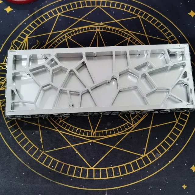 AttackFox GH60 Hohles Tastaturgehäuse aus ABS-Material mit PVD-Spiegelüberzug in Silber für mechanische Tastaturen wie Wooting60, Mad60 und Win60 - Bild 1