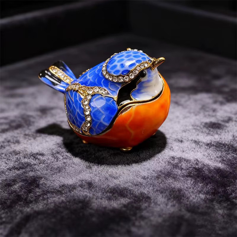 Handbemalte Elster-Mini-Schmuckschatulle aus Metall in Blau und Lila als dekorative Mehrzweck-Dekobox - Bild 2