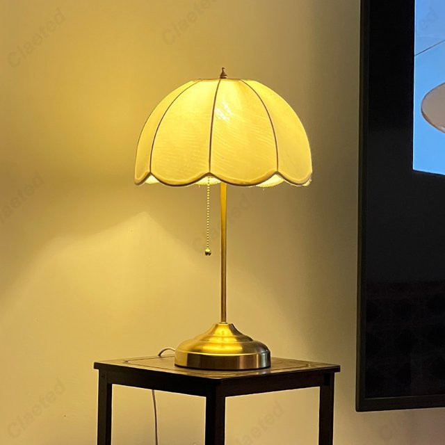 Claeted LED Schreibtischlampe im Retro-Minimalismus-Stil mit Gold/Messing-Finish und weißem Stoffschirm für Wohnzimmer und Schlafzimmer - Bild 1