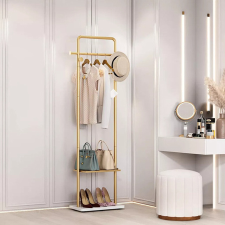 Wisfor Garderobenständer Post Tree in Gold aus Metall mit Marmorsockel und Haken im modernen Design