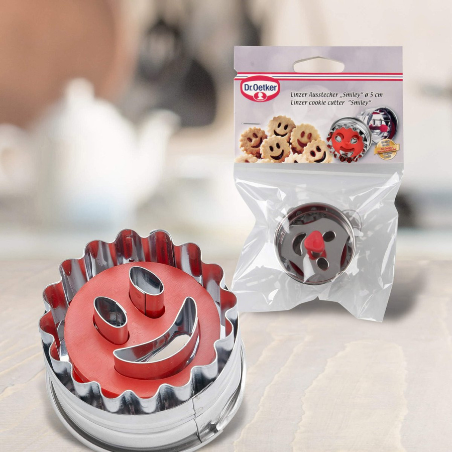 Dr. Oetker Ausstecher Lachendes Gesicht in Rot aus Metall, spülmaschinenfest - Bild 2