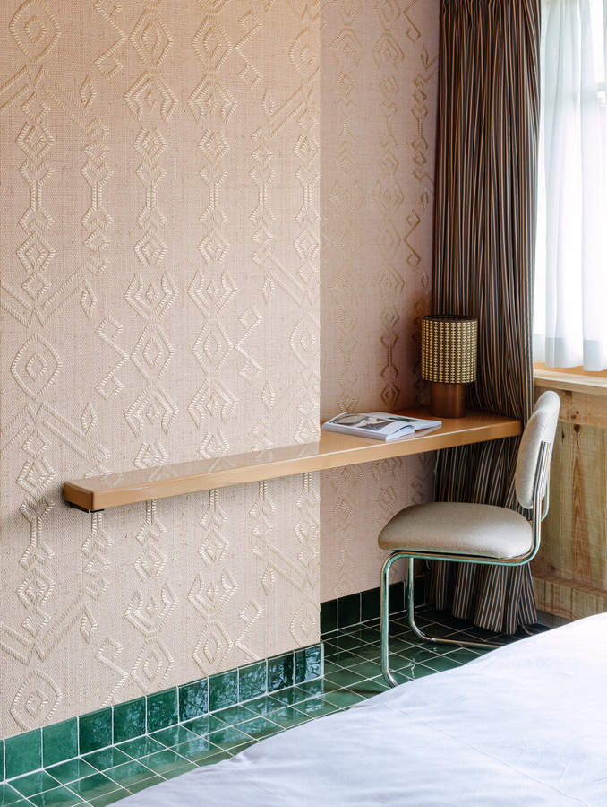 Arte Wallpaper Indomito in Powder Beige mit abstraktem Natur- und Ethno-Design - Bild 1