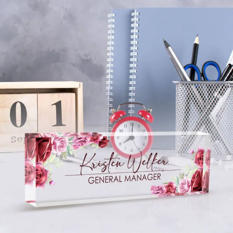 Personalisiertes Acryl-Schreibtisch-Namensschild von Hello Young mit rosa Blumenmuster - Bild 4