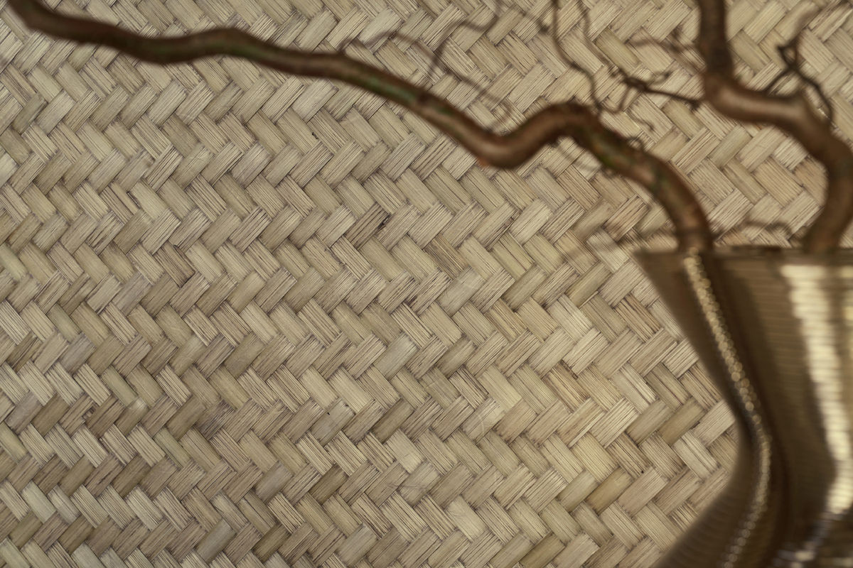 CMO Paris Tapete Bambou Grand Chevron in Fumé mit geometrischem Design in Grau und Braun - Bild 3