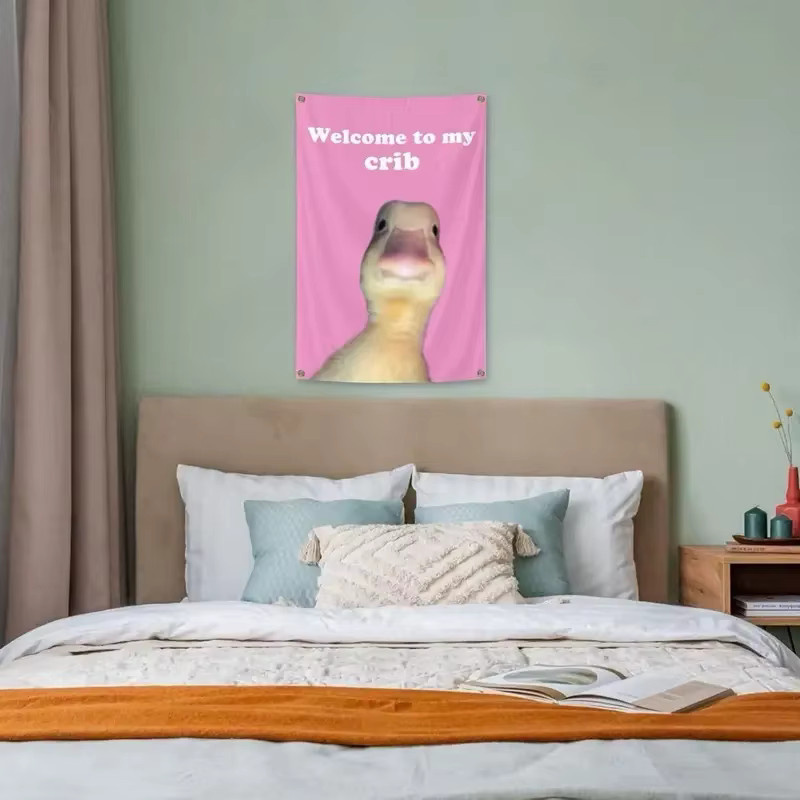 VIKAMA Wandteppich mit Entenmotiv Welcome to My Crib in Pink, Textil-Wanddeko für Wohnzimmer und Schlafzimmer, B: 150 cm, H: 100 cm - Bild 4