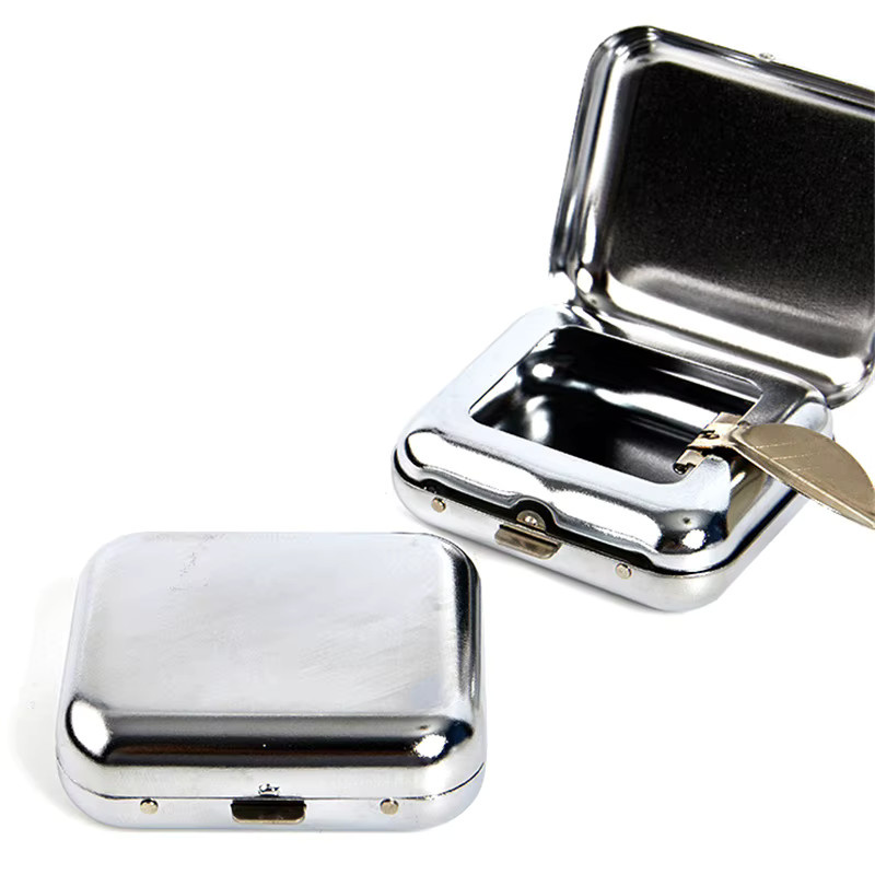 Tragbarer quadratischer Taschenaschenbecher aus Edelstahl von JETTING in Silber mit Klappdeckel - Bild 3