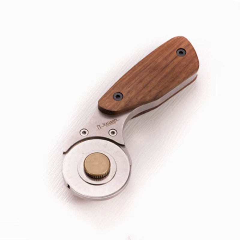 Nattools Leder-Rotationsschneider mit Walnussholzgriff und Edelstahl-Langklingenmesser in Braun - Bild 3