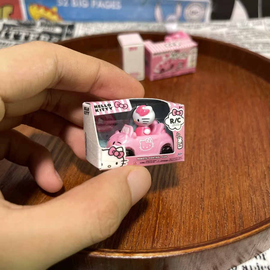 re-ment Hello Kitty Mini-RC-Auto, Spielzeugauto, Maßstab 1:64, rosa, ab 3 Jahren - Bild 2