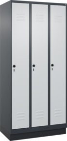 C+P Spind Classic PLUS Spind mit Sockel, 3 Abteile, Anthrazitgrau/Lichtgrau/Schwarzgrau, H x B x T: 195 x 90 x 50 cm - Bild 1