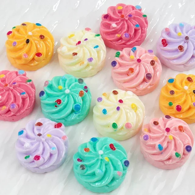 10 Stück Simulations-Mini-Kuchen aus Harz als DIY Bastelbedarf für Haarnadeln, Anhänger und Schlüsselanhänger in Multicolour - Bild 1