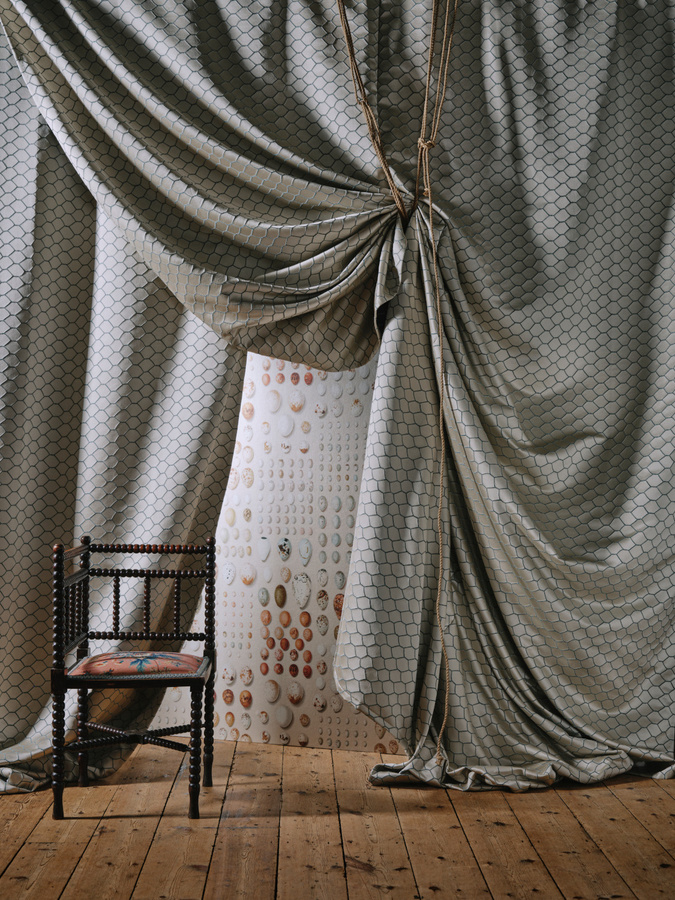Sanderson Tapete Oology Portal Silkie in Beige und Multicolour mit floralem Tier-Motiv aus Vlies - Bild 1