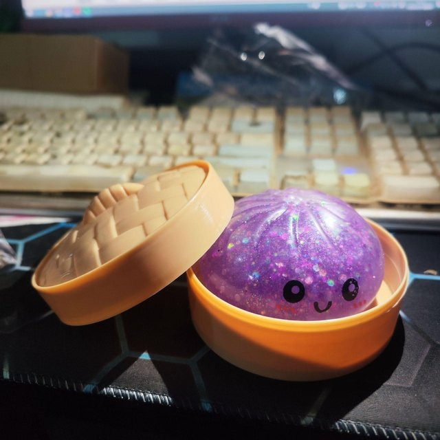 BC Pet Supplies Glitzer-Knödel-Squishy, violett, mit Box - Bild 1