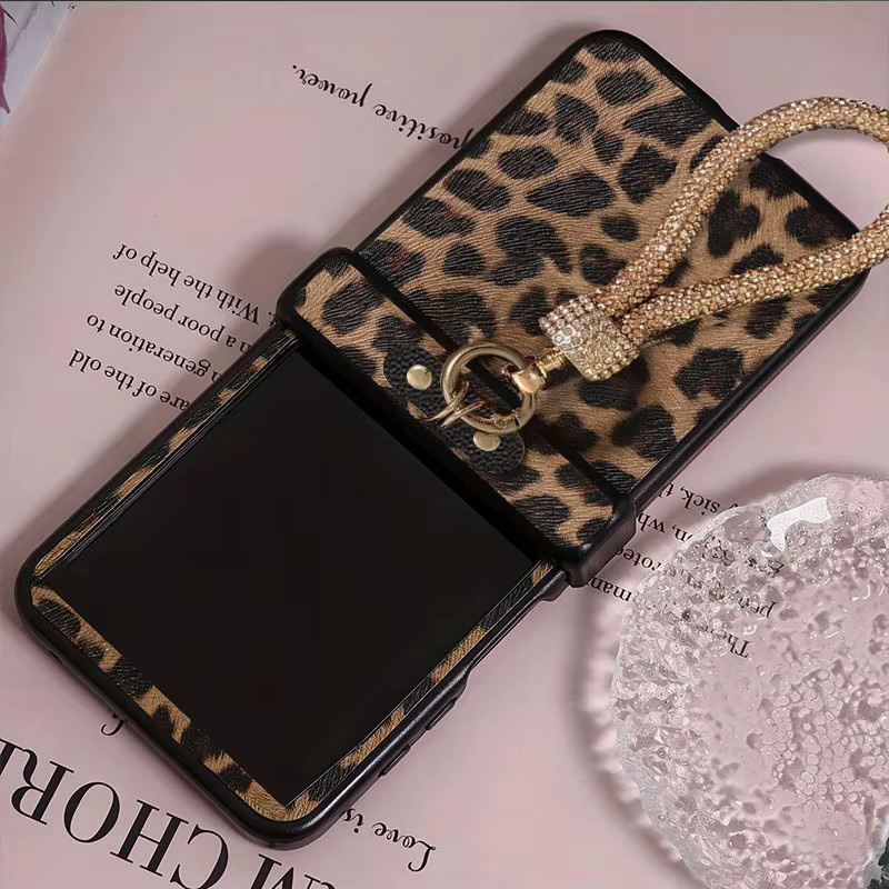 Luxuriöse Handyhülle aus Leopardenleder mit diamantbeschichtetem Riemen und harter PC-Rückseite für Motorola Razr 50 und Razr 60 Ultra in Braun/Mehrfarbig - Bild 2