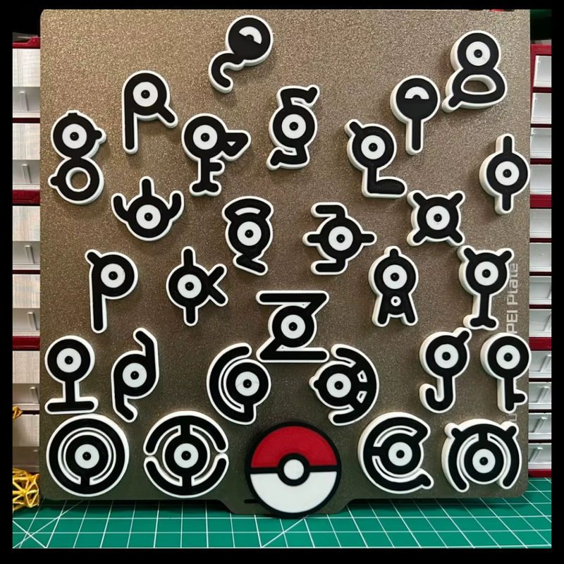 Pokemon Unown Figur Modell aus Kunststoff in Gold und Silber für deinen Desktop oder Kühlschrank - Bild 7
