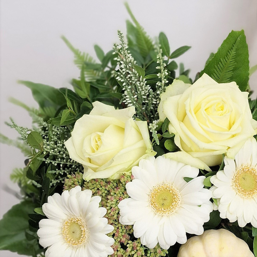 Weißer Juwel Blumenstrauß weiß Gerbera Rose Greenery - Bild 3