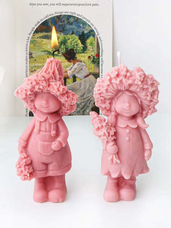 Ästhetische 3D Skulptur aus Kunstharz mit Blumenmotiv und Figuren in Rosa als dekorative Tischdekoration - Bild 5