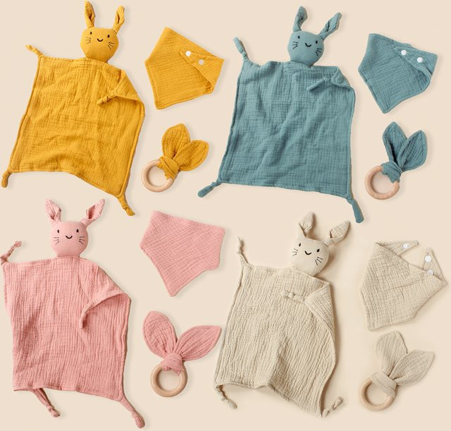 3er Set Baby Musselin Handtuch und Dreieck Lätzchen mit Holz Beißring in Pink und Multicolour - Bild 1