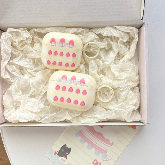 Schutzhülle mit Erdbeer-Kuchen-Muster und weißen Ringen für Apple AirPods Pro 1 2 3 4 in Creme und Weiß - Bild 1