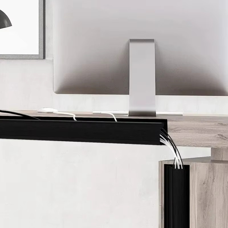 Schwarzer J-Kanal Kabelorganizer aus PVC für wasserdichtes Kabelmanagement unter dem Schreibtisch oder am TV-Hintergrund - Bild 4