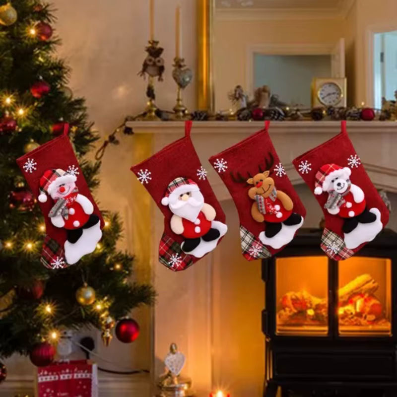 4-teiliges Plüsch-Weihnachtsstrumpf-Set mit Weihnachtsmann, Schneemann, Rentier und Bär in Rot für deine Weihnachtsdekoration - Bild 3