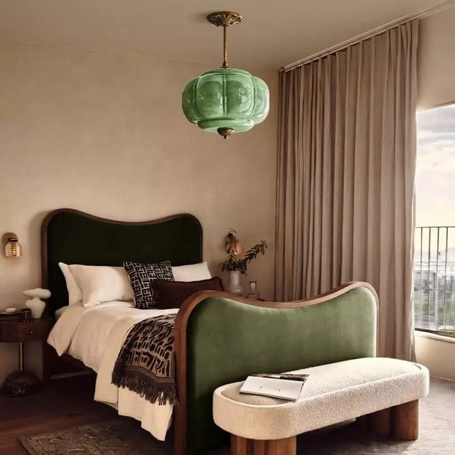 HomeLover Retro LED Pendelleuchte aus Milchglas in Grün und Gold/Messing, runde Kugel-Hängelampe für Schlafzimmer und Küche - Bild 1