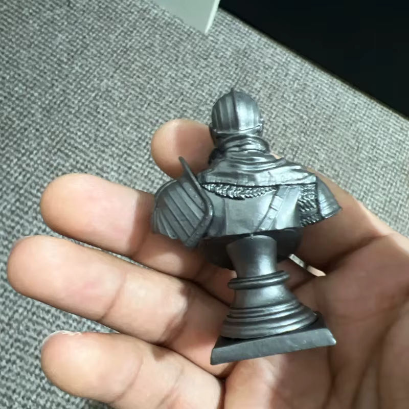 Bandai Dark Souls Solaire of Astora Figur – Detailierte Büste Statue in silberner Halblanger Rüstung aus Kunstharz - Bild 2