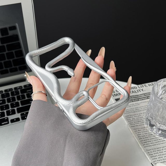 Stoßfeste 3D-Schlangen-Handyhülle aus weichem Silikon für Apple iPhone in Silber - Bild 1