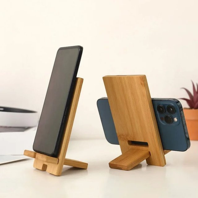 Multifunktionale Desktop-Handyhalterung aus Bambus in Braun als praktischer Smartphone-Ladeständer und kreativer Lazy Stand - Bild 1