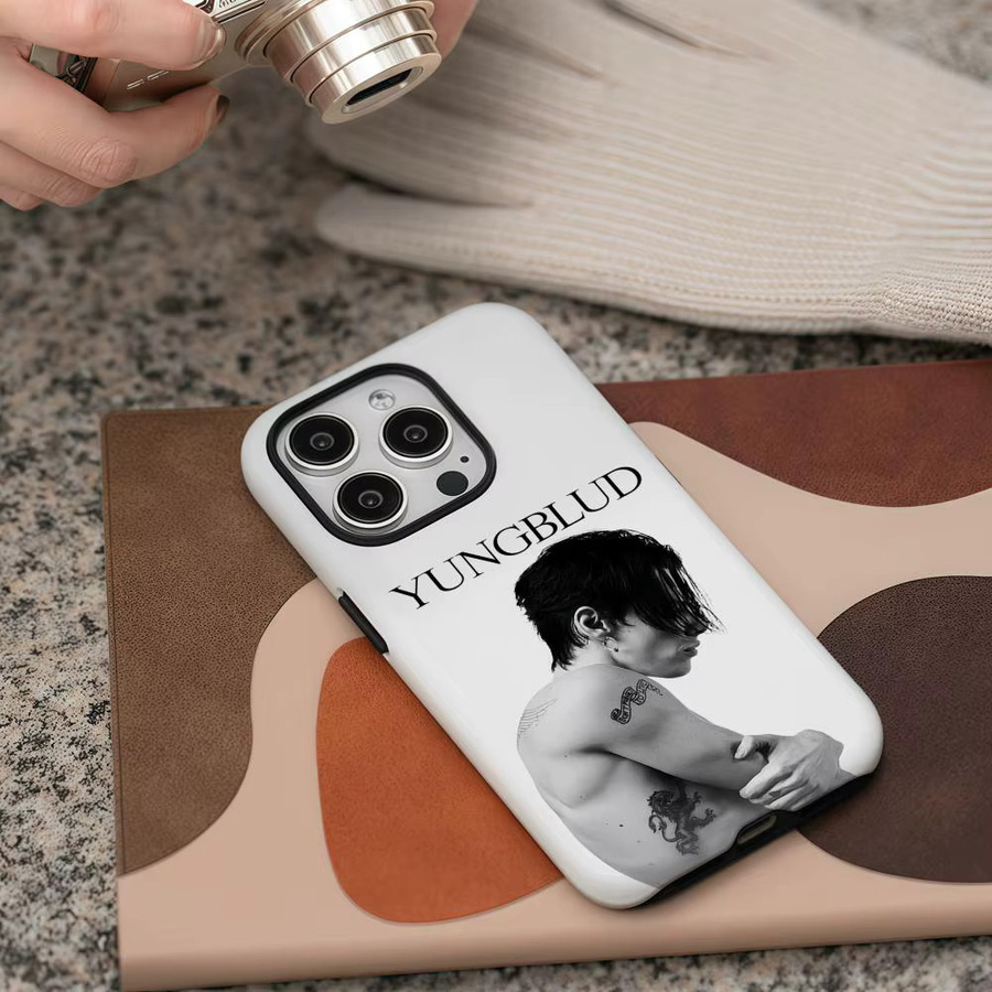 Y-Yungblud Idols Handyhülle für iPhone 12 bis iPhone 17 Pro Max Plus, glänzende HD-Doppelschicht-Flüssighartschale, Weiß - Bild 6