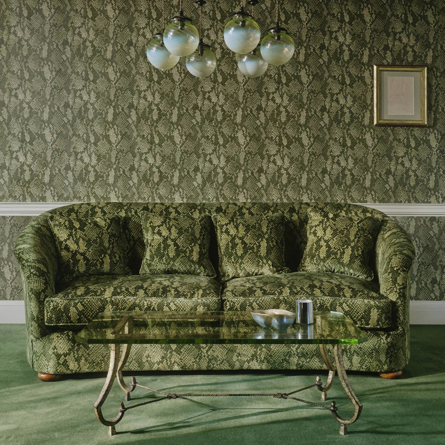 House of Hackney Tapete Cobra Laurustine in Grün mit Animal Print und Boho-Design - Bild 1