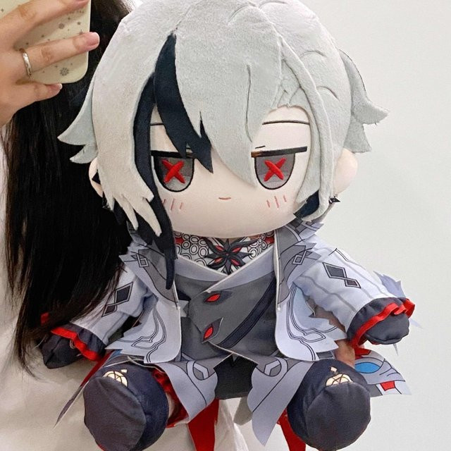 MiHoYo Genshin Impact Arlecchino Der Nar Plüschpuppe, 40cm, Sitzende Pose, Austauschbare Kleidung - Bild 1
