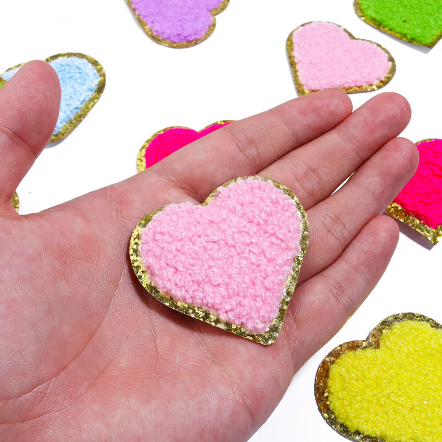5er Set herzförmige Chenille-Aufnäher mit Goldrand, bestickte Applikationen zum Aufbügeln für Kleidung und DIY-Nähprojekte, Farben: Gold, Schwarz und Multicolour, Durchmesser: 5 cm - Bild 2