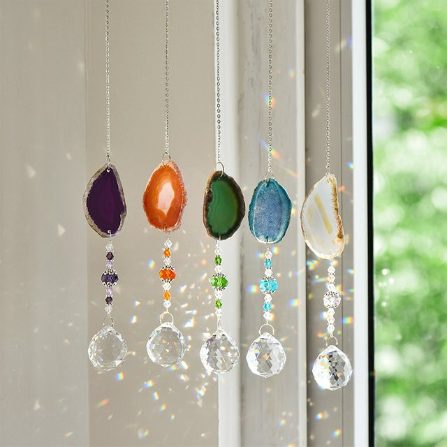 Sonnenfänger zum Aufhängen mit Kristallkugel und Achatscheibe in Rot und Mehrfarbig, Glas-Windspiel als Ornament für Fenster und Garten - Bild 1