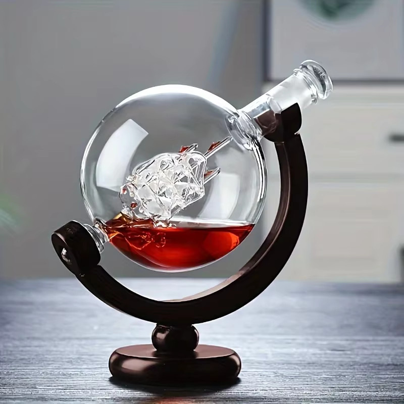 Kreatives Globus-Dekanter-Set mit bleifreier Glas-Karaffe, Holzständer und 2 Whiskygläsern in Braun und Transparent - Bild 4